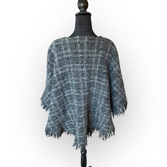 Vintage Weave of The Irish Gray Plaid Wool Cape Wrap Shawl w/Fringe One Size - Picture 4 of 11